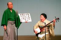 コロムビア・トップさん（左）と内海桂子さんの即席コンビ＝２０００年10月、東京都千代田区の国立劇場