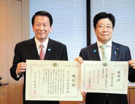 　厚労省の健康行政特別参与に就任した杉良太郎（左・右は加藤厚労相）＝東京・霞が関の厚労省