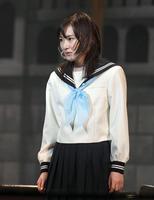 　セーラー服姿で熱演する生駒里奈＝東京・池袋のサンシャイン劇場（撮影・中田匡峻）