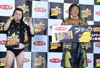 フォトセッションで長州小力（左）と笑顔を見せる長州力＝東京・赤坂