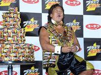 ブラックサンダーの食レポを行う長州力