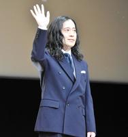 客席に手を振る又吉直樹＝東京・よみうり大手町ホール