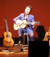 ファン５００人の前で熱唱した五木ひろし＝東京・浅草公会堂