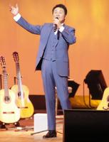 ファン５００人の前で熱唱した五木ひろし＝東京・浅草公会堂