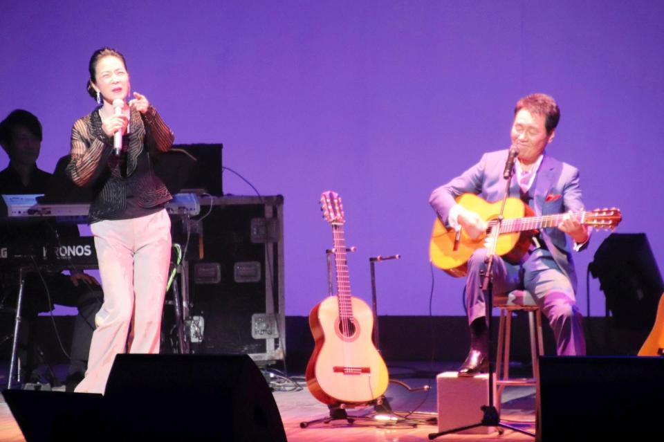 ゲストの坂本冬美と歌う五木ひろし＝東京・浅草公会堂