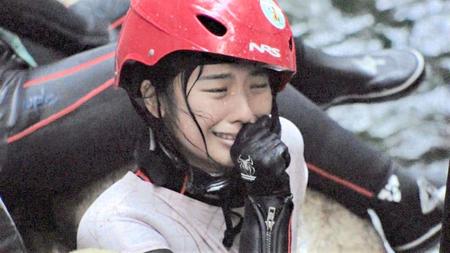 苛酷な滝登りロケで涙する関西テレビ・館山聖奈アナウンサー