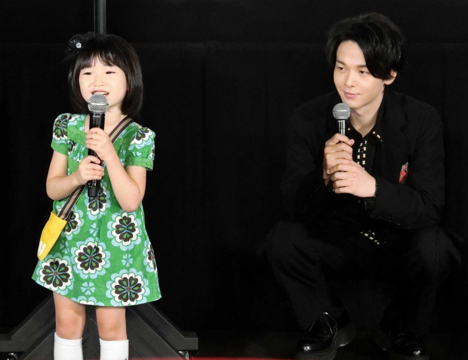 　子役の吉田萌果（左）に優しいまなざしを向ける中村倫也