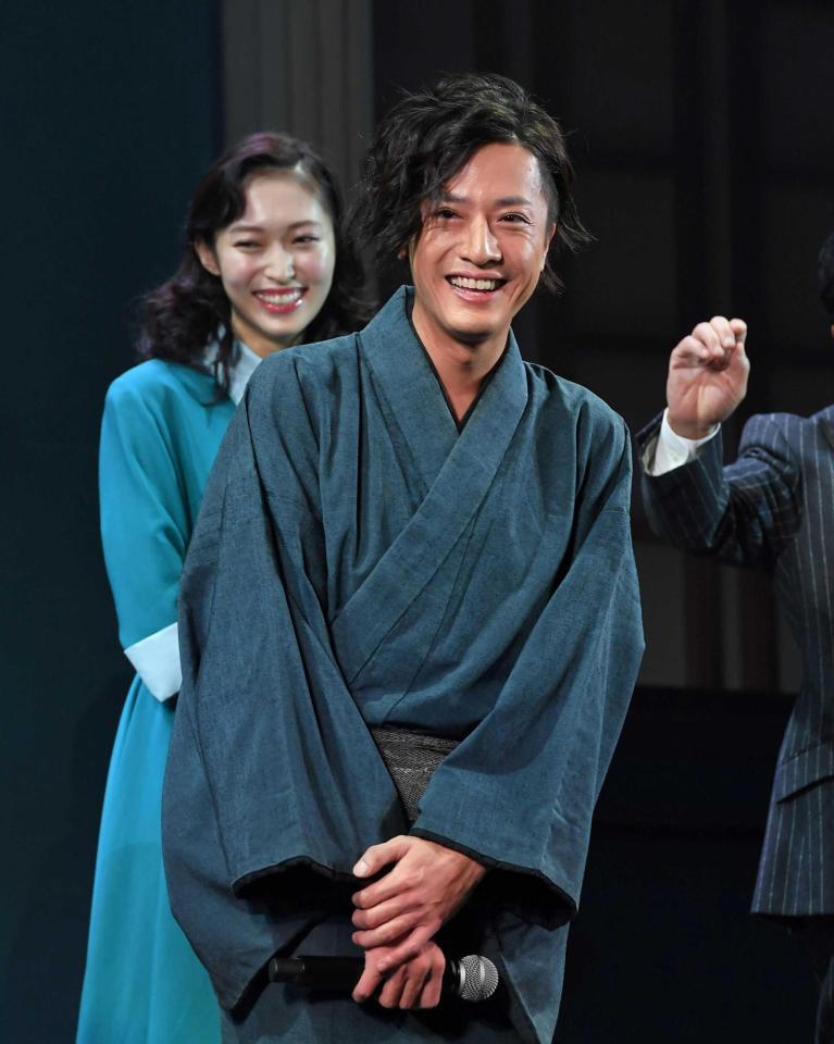 　役衣装の着物姿で笑顔を見せる内博貴（左奥は山口真帆）＝ヒューリックホール東京（撮影・出月俊成）
