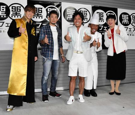 　笑顔でポーズを決める（左から）ＢＯＹＳ　ＡＮＤ　ＭＥＮ・水野勝、ファンキー加藤、松崎しげる、茂出木浩司さん、Ｍｒ．シャチホコ＝東京・立川市内