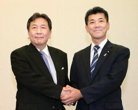 共同記者会見を終え握手する立憲民主党の枝野代表（左）と国民民主党の泉政調会長＝国会　