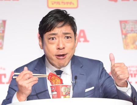 即席麺を口にしご満悦の香川照之＝東京・ベルサール渋谷ガーデン（撮影・金田祐二）