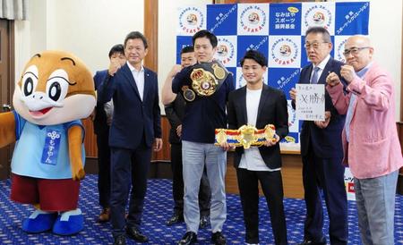 　吉村洋文大阪府知事（前列左から２人目）を表敬訪問した京口紘人（同３人目）＝大阪府庁