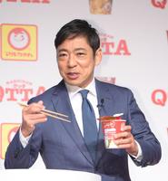 即席麺を手にご機嫌の香川照之＝東京・ベルサール渋谷ガーデン（撮影・金田祐二）