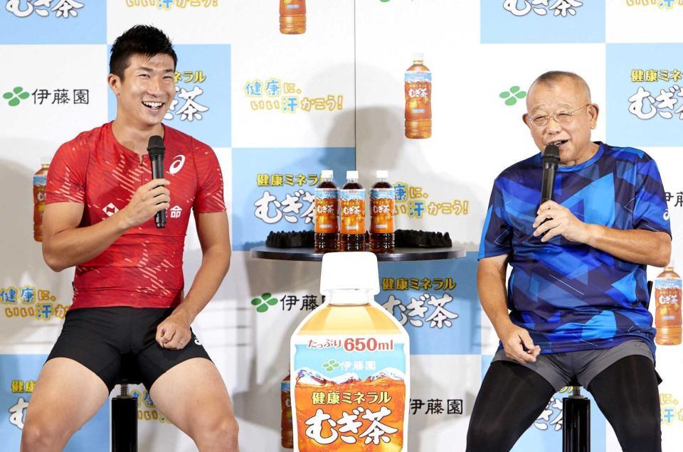 なごやかにトークする笑福亭鶴瓶と桐生祥秀　