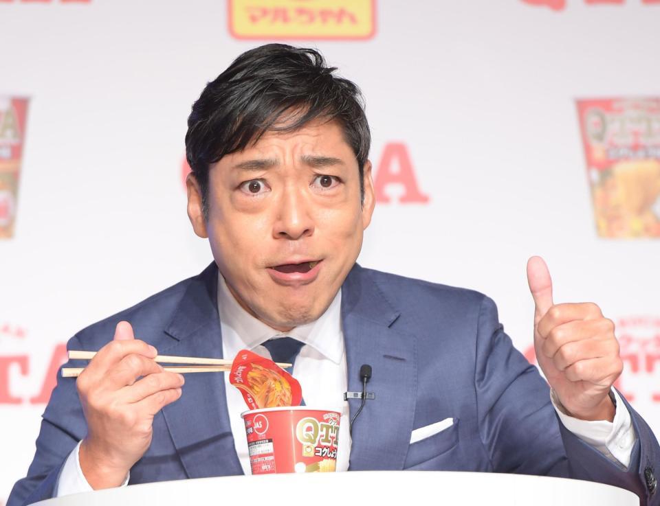 即席麺を口にしご満悦の香川照之＝東京・ベルサール渋谷ガーデン（撮影・金田祐二）