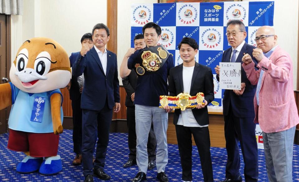 　吉村洋文大阪府知事（前列左から２人目）を表敬訪問した京口紘人（同３人目）＝大阪府庁