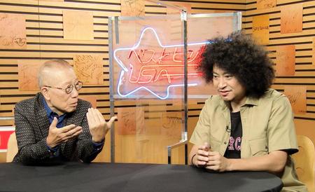 　（左から）司会の小林克也と黒田卓也（Ｃ）ＢＳ朝日