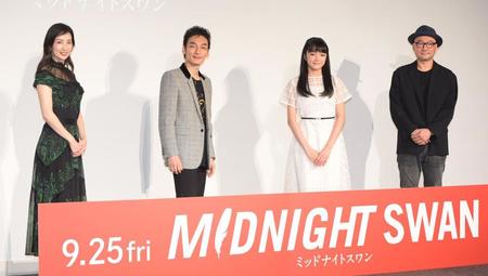 公開を控え笑顔を見せる（左から）真飛聖、草なぎ剛、服部樹咲、内田英治監督＝アンダーズ東京（撮影・金田祐二）