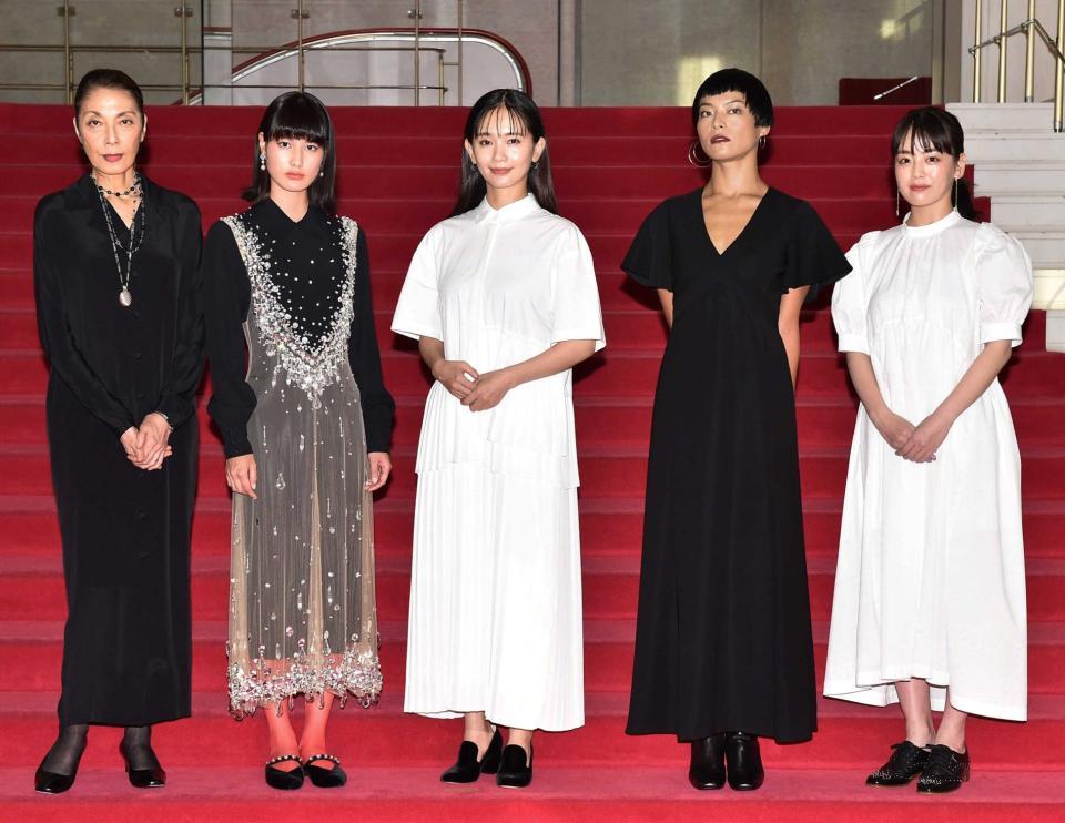 　劇場内の階段に勢ぞろいした（左から）麻実れい、橋本愛、中村ゆり、菅原小春、伊原六花＝都内