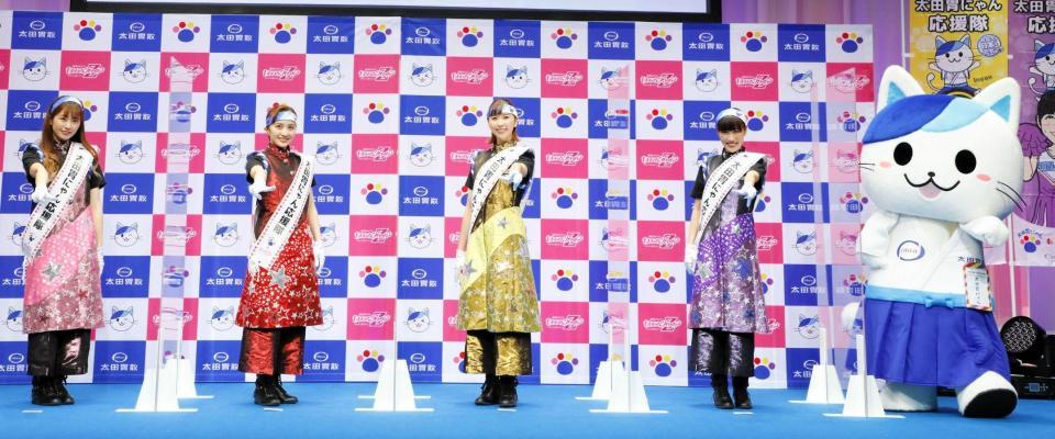 太田胃散公式ＰＲ大使の太田胃にゃん（右端）の応援隊に就任したももいろクローバーＺ（左から）佐々木彩夏、百田夏菜子、玉井詩織、高城れに