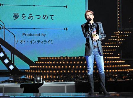 ナオト・インティライミ書き下ろし曲を熱唱する望海風斗＝兵庫・宝塚大劇場