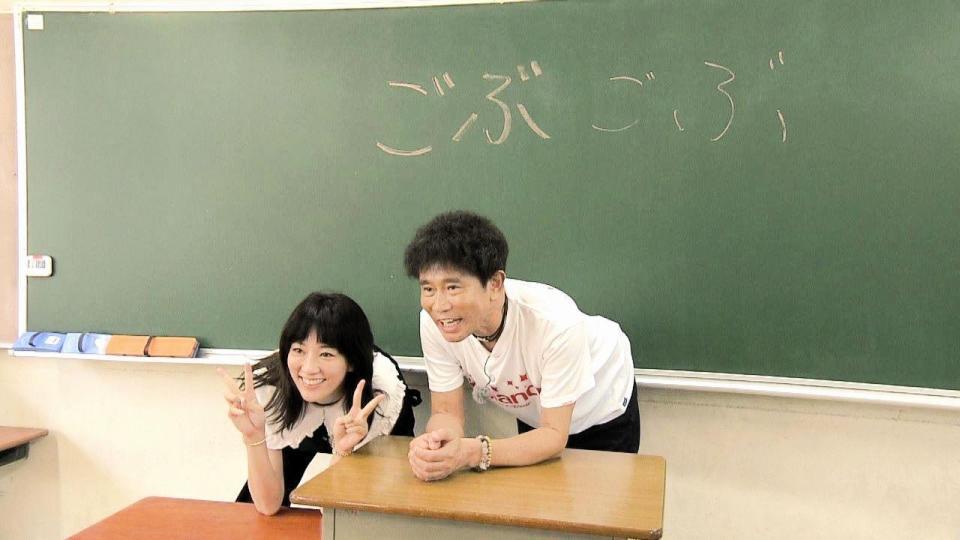 中学校の教室で記念撮影する浜田雅功（右）と水川あさみ