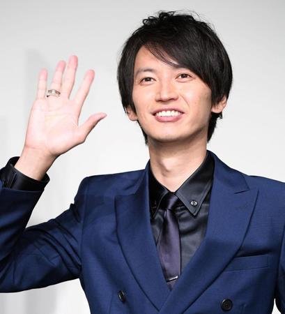 　カメラに向かい笑顔で手を振る大倉忠義＝都内