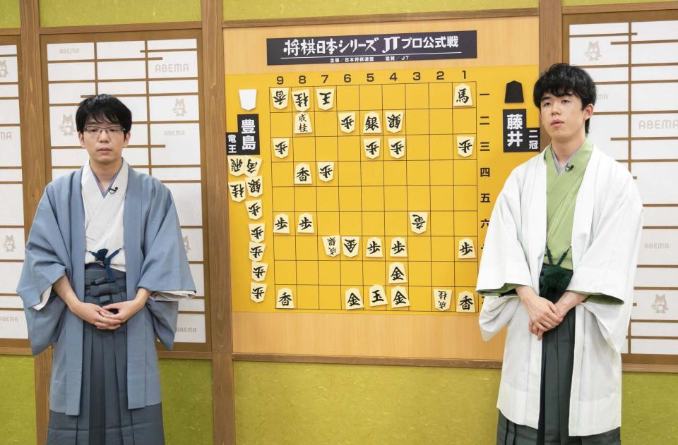 対局を振り返る豊島竜王（左）と藤井二冠（代表撮影：将棋日本シリーズ総合事務局）