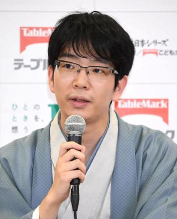 　藤井聡太二冠に勝利し会見する豊島将之竜王＝都内