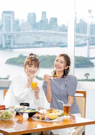 　６月を飾る、三上真奈アナ（左）と小澤陽子アナ©フジテレビ