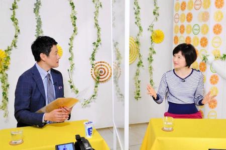 ＶＴＲの感想を話し合う水野真紀（右）とＭＢＳ河田直也アナウンサー