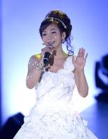 ブライダルファッションショーで熱唱する華原朋美＝２０１４年２月