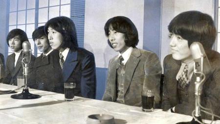 　ザ・タイガースに加入し、会見を行う岸部四郎さん（中央）一番奥が瞳みのる＝１９６９年３月