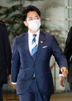 環境相に再任され、首相官邸に入る小泉進次郎氏＝16日午後３時55分