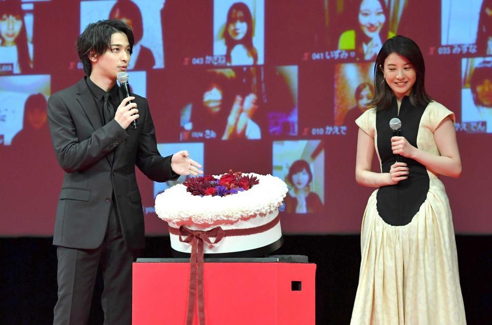 　誕生日のサプライズで吉高由里子（右）からフラワーケーキを贈られた横浜流星＝東京・内幸町のイイノホール（撮影・出月俊成）