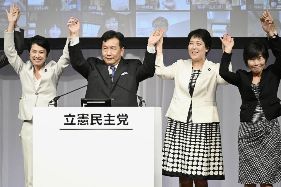 　新「立憲民主党」の結党大会で手をつなぐ枝野代表（左から２人目）、森裕子副代表（右端）ら＝15日午後、東京都内のホテル