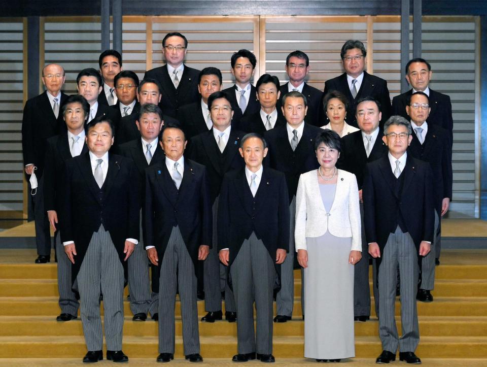 　認証式を終え、記念写真に納まる菅義偉首相（前列中央）と閣僚ら＝宮殿・北車寄（代表撮影）