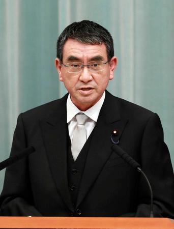 　記者会見する河野太郎行革相＝１７日午前１時、首相官邸