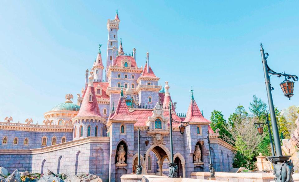 　東京ディズニーランドの新エリアに建てられた「美女と野獣の城」
