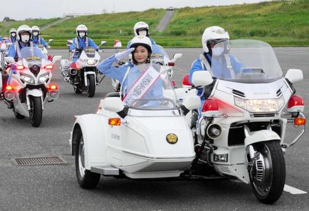 サイドカーに乗り、白バイを先導する朝日奈央＝埼玉県警察車両訓練コース　