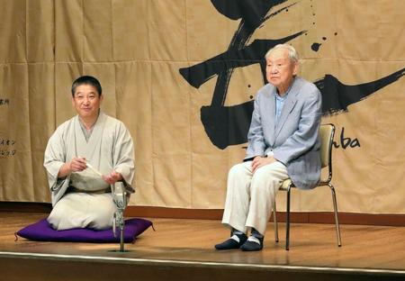 　終演後、取材に応じる五代目三遊亭金馬（左）、三遊亭金翁＝東京・上野の鈴本演芸場（横井洋司さん撮影）