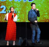 　上白石萌音（左）と劇中曲を熱唱するウエンツ瑛士＝東京・イイノホール（撮影・開出牧）