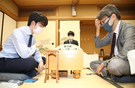 　感想戦で対局を振り返る藤井聡太二冠（左）と羽生善治九段＝東京・将棋会館（代表撮影）