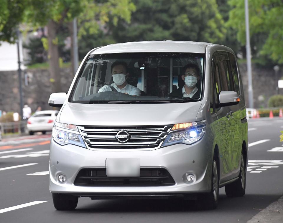 山口達也容疑者を乗せたと思われる警察車両＝警視庁（画像は一部加工しています）