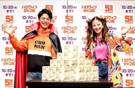 　５億円に驚く妻夫木聡（左）と今田美桜