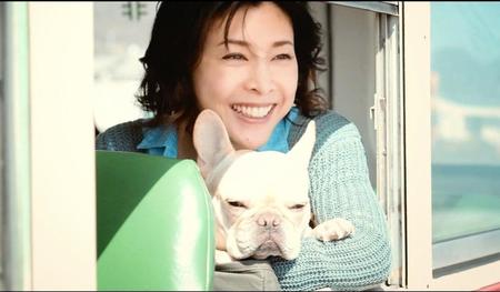 キャノン「ＥＯＳ　Ｋｉｓｓ　Ｍ」のＣＭで共演した竹内結子さんと草なぎ剛の愛犬・クルミ