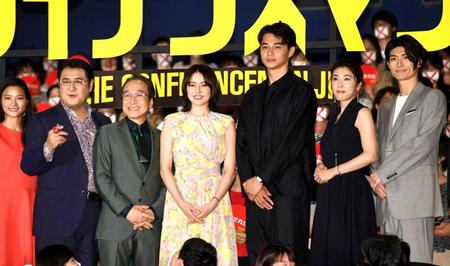 　映画「コンフィデンスマンＪＰ」に出演した竹内結子さん（右から２人目）、三浦春馬さん（右端）ら＝２０１９年５月