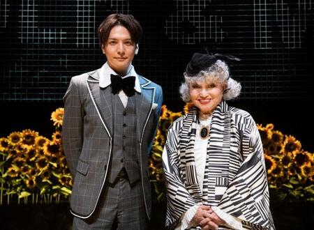 　朗読劇「ハロルドとモード」で恋人役を演じた生田斗真（左）と黒柳徹子