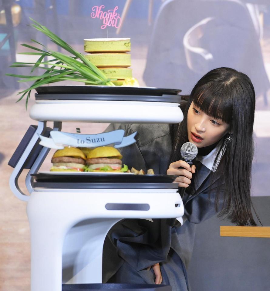 大好物のニラ料理を見つめる広瀬すず＝東京・赤坂（撮影・堀内翔）