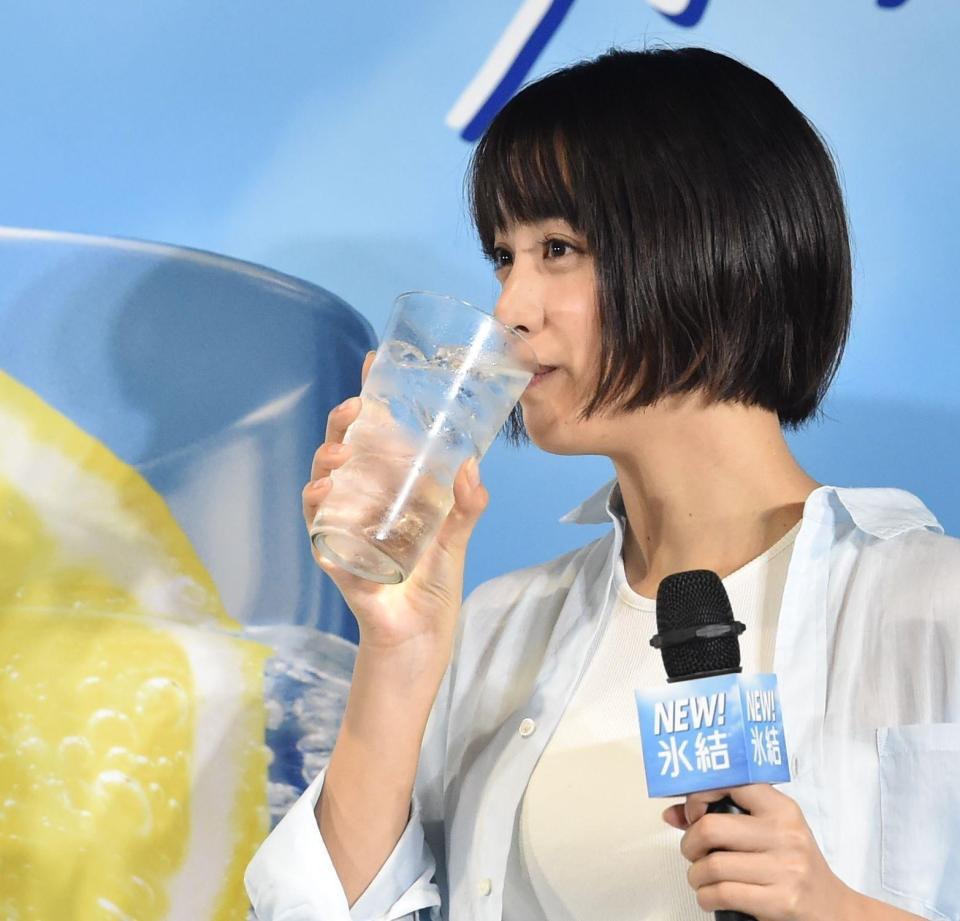 大きなグラスに入れた「氷結」を試飲する山本美月＝東京・赤坂（撮影・西岡正）